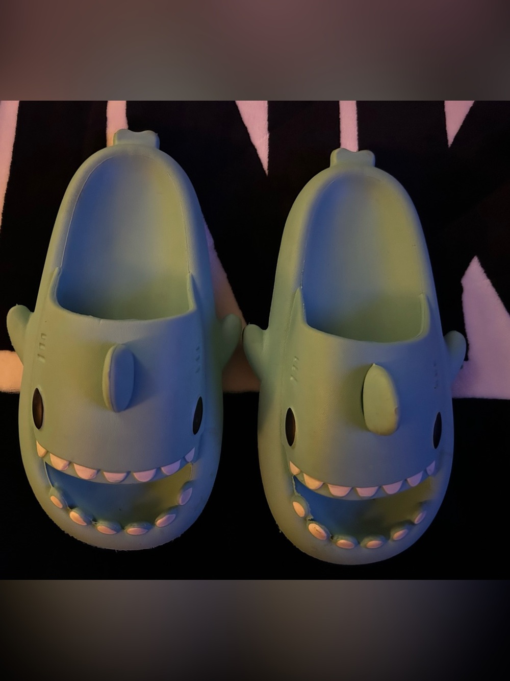 💙  Shark Slides Size 6/7 💙